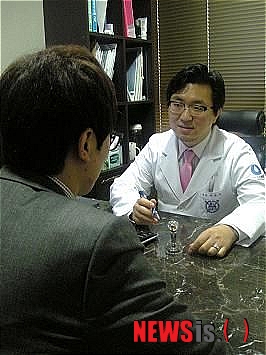 【서울=뉴시스헬스/뉴시스】 석플란트 이정호 원장이 환자와 상담을 진행하고 있다. (사진=석플란트 제공) 조진성기자 cjs@newsishealth.com