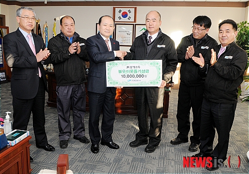 【창녕=뉴시스】안지율 기자 = 24일 경남 창녕지역에 사랑의 손길이 잇달아 이어지는 가운데 JK알에스티 정용규 대표가 23일 창녕군을 방문, 군수 집무실에서 김충식(왼쪽 세 번째) 군수에게 이웃돕기 성금 1000만원을 맡기고 있다. (사진=창녕군 제공) photo@newsis.com