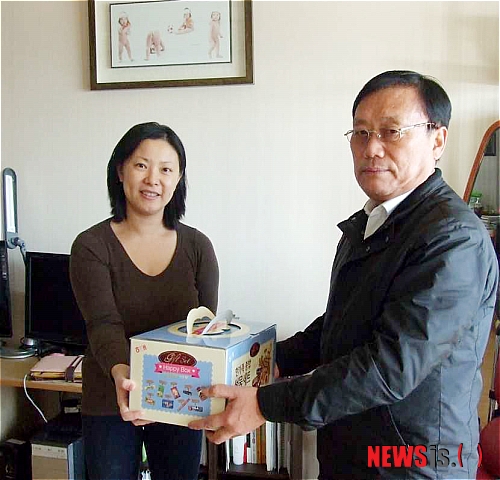 【창녕=뉴시스】안지율 기자 = 24일 경남 창녕지역에 사랑의 손길이 잇달아 이어지는 가운데 지난 22일 남지읍(읍장 서종찬)이 크리스마스와 연말을 맞아 관내 다문화 가정을 방문해 사랑의 선물을 전달하고 있다. (사진=창녕군 제공) photo@newsis.com