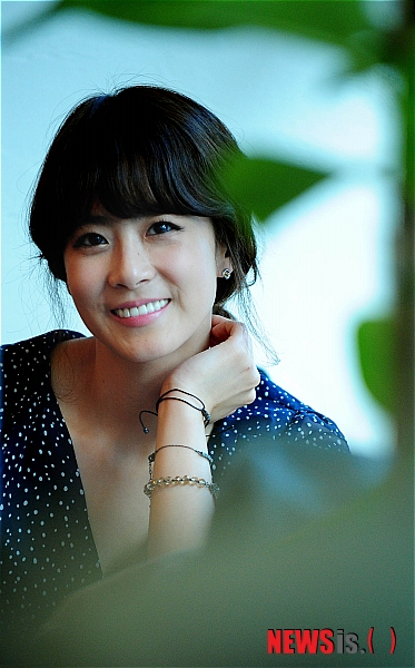 【서울=뉴시스】박문호 기자 = 배우 류현경이 지난 23일 오후 서울 신사동 한 카페에서 뉴시스와 가진 인터뷰에 앞서 포즈를 취하고 있다. go2@newsis.com