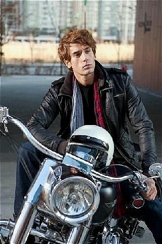 【서울=뉴시스】이재훈 기자 = 가창력도 탁월한 지아(25)가 27일 새 싱글 '속상해서'를 내놓는다.&nbsp; 매니지먼트사 로엔엔터테인먼트에 따르면, '속상해서'는 2009년 이별의 아픔을 담아내며 히트한 '술 한잔 해요'의 후속 버전인 감성 발라드다.&nbsp; 행복했던 추억을 잊지 못하고 다시 사랑이 돌아오기를 바라는 여자의 마음을 전한다. '술 한잔 해요'의 애절한 정서를 그대로 이었다는 설명이다.&nbsp; 로엔은 전날 트위터에 '속상해서' 뮤직비디오의 남자주인공인 탤런트 줄리엔강(29)의 스틸 사진을 공개했다.&nbsp; 지아는 지난 9월 정규 2집 '아방쎄'를 발표하고 '내가 이렇지’, '헤어진 첫날' 등의 히트곡을 냈다.&nbsp; realpaper7@newsis.com 