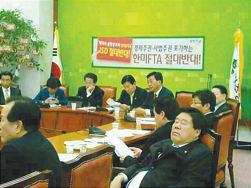 【전주=뉴시스】심회무 기자 = 지난 11월 중순 민주당이 중앙당사에서 김진표 원내대표 주재로 정동영, 조배숙 최고위원 등 당 지도부가 한미 FTA 및 새만금 방조제 유실 문제를 논의하는 자리에서 전북 김제완주 출신 최규성 의원이 잠을 자는 모습이 카매라에 포착됐다. 최 의원의 모습이 주변 사람들의 진지함과 너무 대조적이다. 이 모습이 김제완주 지역에 알려지자 이 지역 농민과 사회단체 등 최의원의 사과를 요청하는 사례까지 발생했다.(자료제공=완주신문])&nbsp;&nbsp; photo@newsis.com