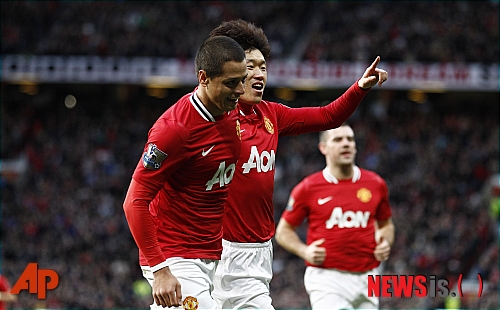 【맨체스터=AP/뉴시스】박지성(가운데)이 26일 자정(한국시간) 맨체스터 올드 트래포드에서 열린 2011~2012 EPL 정규리그 18라운드 위건전에서 전반 8분에 선제골을 넣은 후 하비에르 에르난데스(왼쪽)와 기쁨을 만끽하고 있다. 경기는 맨유가 5-0으로 승리했다. 