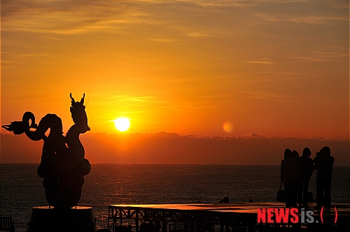 【울산=뉴시스】장지승 기자 = 다사다난했던 신묘년(辛卯年)이 그 뒷모습을 보이고, 60년 주기 흑룡의 임진년(壬辰年)이 다가오고 있다. 오랫동안 물속에 잠겨 있다 풍운을 거느리며 상서로움을 전하는 용의 기운이 2012년 대한민국에 가득한 한해이길 빌어본다. 한반도에서 가장 먼저 해가 뜨는 울주군 간절곶에 울산시가 설치한 흑룡 조형물 뒤로 해가 떠오르고 있다.&nbsp; jjs@newsis.com
