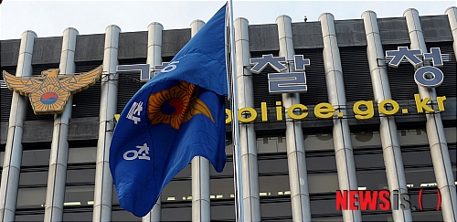 【서울=뉴시스】조종원 기자 = 경찰의 내사 권한을 보장하되 검찰의 사후 통제를 받도록 한 검경수사권 조정안이 이명박 대통령 주재로 열린 국무회의에서 의결된 27일 오전 서울 서대문구 미근동 경찰청에서 경찰청 깃발이 바람에 펄럭이고 있다.&nbsp; choswat@newsis.com