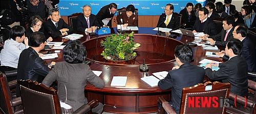 【서울=뉴시스】김영욱 기자 = 한나라당 비상대책위원회가 공식 출범한 27일 오후 서울 여의도 당사에서 열린 첫 비상대책위원회의에 박근혜 비상대책위원장이 회의를 주재하며 신임 위원들의 인사말을 듣고 있다.&nbsp;&nbsp;&nbsp; mirage@newsis.com