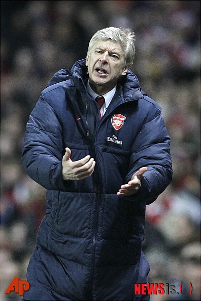 【런던=AP/뉴시스】아스날의 아르센 벵거 감독이 27일 자정(한국시간) 런던 에미레이트 스타디움에서 열린 2011~2012 EPL 18라운드 울버햄튼과의 경기를 지켜보며 뭔가 마음에 들지 않는 듯 떨떠름한 반응을 보이고 있다. 