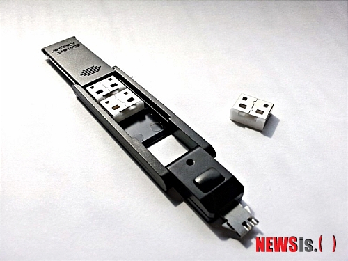 【대구=뉴시스】제갈수만 기자 = 컴엑스아이는 컴퓨터 USB 포트를 물리적으로 밀폐시켜 USB 메모리나 케이블을 통해 불법으로 정보를 유출하거나 바이러스를 유포하는 것을 원천적으로 차단하는 정보보호 시스템 '스마트키퍼(Smart Keeper)'를 자체 개발해 시판에 들어갔다고 28일 밝혔다.(사진 제공= 컴엑스아이)&nbsp; photo@newsis.com