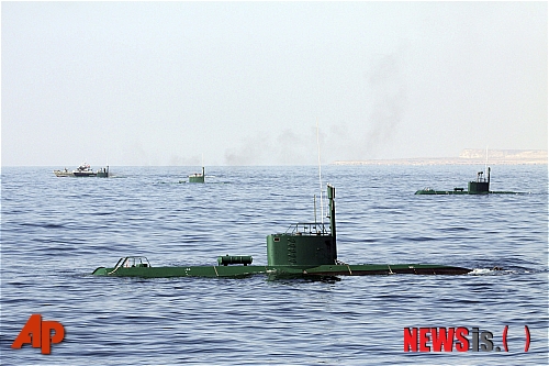 【호르무즈 해협=AP/뉴시스】이란 해군이 28일(현지시간) 호르무즈 해협에서 해상 훈련을 하고 있다. 이란은 전날 자국의 핵개발 저지를 위한 국제사회의 제재안에 반발해 호르무즈 해협을 봉쇄하겠다고 밝혔다.
