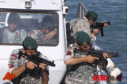 【호르무즈 해협=AP/뉴시스】이란 해군이 호르무즈 해협에서 해상 훈련을 하고 있다. 
