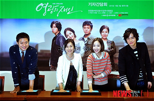 【서울=뉴시스】백영미 기자 = KBS 2TV 수목드라마 '영광의 재인'이 박수를 받으며 떠났다.&nbsp; AGB닐슨 미디어리서치에 따르면, 28일 '영광의 재인'은 20.1, 19.4％의 시청률을 찍었다. 밤 9시55분부터 23, 24회를 연속 방송한 승부수가 통했다. 특히 23회의 20.1％는 자체 최고시청률이다.&nbsp; 청춘들은 꿈에 한발자국 더 다가섰다. 거대상사의 프로야구팀 드래곤즈 2군선수 '김영광'(천정명)은 영업사원에서 1년 만에 야구선수로 돌아와 배트를 다시 쥐었다. 결국 한국시리즈 9회말 투아웃에서 홈런을 날리는 영광을 안았다. 간호조무사였다가 영업사원이 된 '윤재인'(박민영)은 간호사시험에 합격해 꿈을 이뤘다. 거대상사의 외아들 '서인우'(이장우)는 드래곤즈 구단주 대행을 맡고 거대상사 전략기획실에 들어갔다.&nbsp; 악인들은 비극을 맞이했다. 악행을 저지르며 윤재인의 인생을 바꿔버린 거대상사 회장 '서재명'(손창민)은 죽었다. 서재명의 자리를 꿰찬 '서인철'(박성웅)은 김영광의 누나 '김경주'(김연주)가 비리를 폭로하면서 체포됐다.&nbsp; 10월12일 8.2％로 출발한 '영광의 재인'은 24회 평균시청률 13.5％를 기록했다. 김영광과 윤재인이 운명을 극복하고 꿈을 향해 나아가는 과정을 담아냈다. 성연령별로는 여성 40대가 18％로 가장 많이 봤다. 지역별로는 수도권에서 20.9％로 가장 높은 시청률을 보였다.&nbsp; MBC TV '나도, 꽃'은 8.1％로 초라하게 막을 내렸다. SBS TV '뿌리깊은 나무 제자해'는 9％에 그쳤다.&nbsp; 후속으로 내년 1월4일 로맨틱 코미디 '난폭한 로맨스'가 방송된다. 유도선수 출신 보디가드 '유은재'(이시영)가 가장 싫어하는 야구선수 '박무열'(이동욱)을 경호하면서 벌어지는 이야기다. 드라마 '연애시대'의 작가 박연선씨와 '소문난 칠공주' '태양의 여자'의 배경수 PD가 만든다.&nbsp; positive100@newsis.com