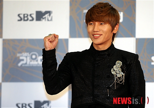 【고양=뉴시스】조성봉 기자 = 가수 케이윌이 29일 오후 경기도 일산 킨덱스에서 열린 '2011 SBS 가요대전'에 참석, 포즈를 취하고 있다. suncho21@newsis.com