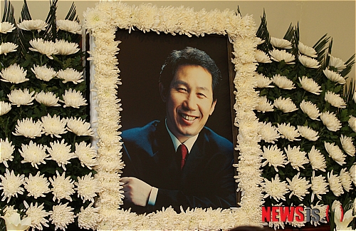 【서울=뉴시스】박문호 = 김근태 민주통합당 상임고문이 30일 오전 64세를 일기로 타계한 가운데 서울 종로구 서울대학병원 장례식장에 고인의 영정이 놓여 있다. go2@newsis.com