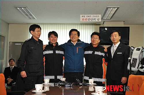 【수원=뉴시스】유명식 기자 = 김문수 경기도지사가 최근 응급전화 응대 문제로 인사조치됐다가 원대복귀한 남양주 소방서의 오윤석(51) 소방위와 윤경선(35) 소방교를 30일 격려차 만났다. 사진은 김 지사가 두 소방관을 만나 격려하는 모습이다.(사진=경기도청 제공)&nbsp;&nbsp; photo@newsis.com 