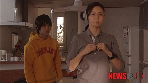 【서울=뉴시스】이문원의 ‘문화 비평’ 2011년 일본대중문화계 최대 이슈는 12월21일 결정됐다. 니혼TV 드라마 ‘가정부 미타’ 마지막회가 방영된 날이다. 이 마지막회 방영분으로 ‘가정부 미타’는 AKB48, 아시다 마나, 드라마 ‘마루모의 규칙’, 한류 열풍, 영화 ‘근사한 가위눌림’ 등 지난 한 해 동안 벌어진 각종 문화현상들을 한순간에 제쳤다.