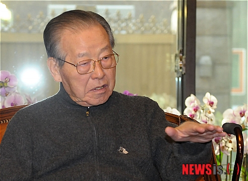 【서울=뉴시스】박동욱 기자 = 김종필 전 자유민주연합 총재가 2일 오후 서울 신당동 자택을 방문한 박희태 국회의장과 환담을 나누고 있다.&nbsp; fufus@newsis.com