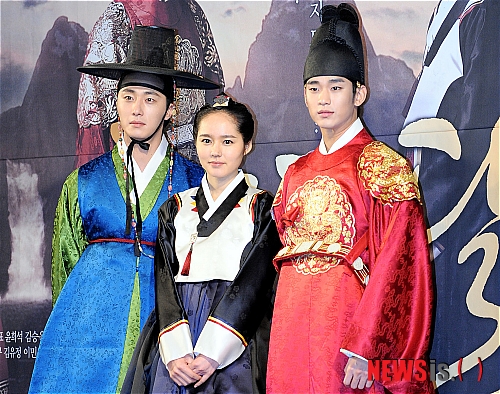 【서울=뉴시스】서재훈 기자 = 2일 오후 서울 여의도 63시티에서 MBC 수목 미니시리즈 '해를 품은 달' 제작발표회가 열린 가운데 출연 배우들이 포즈를 취하고 있다. 왼쪽부터 정일우, 한가인, 김수현.&nbsp; jhseo@newsis.com