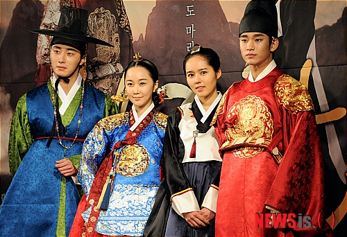 【서울=뉴시스】서재훈 기자 = 2일 오후 서울 여의도 63시티에서 MBC 수목 미니시리즈 '해를 품은 달' 제작발표회가 열린 가운데 출연 배우들이 포즈를 취하고 있다. 왼쪽부터 정일우, 김민서, 한가인, 김수현.&nbsp; jhseo@newsis.com