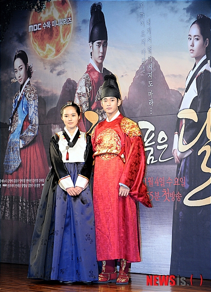 【서울=뉴시스】서재훈 기자 = 2일 오후 서울 여의도 63시티에서 MBC 수목 미니시리즈 '해를 품은 달' 제작발표회가 열린 가운데 출연 배우들이 포즈를 취하고 있다. 왼쪽부터 정일우, 한가인, 김수현.&nbsp; jhseo@newsis.com