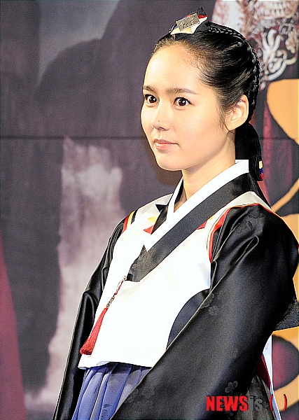 【서울=뉴시스】서재훈 기자 = 2일 오후 서울 여의도 63시티에서 MBC 수목 미니시리즈 '해를 품은 달' 제작발표회가 열린 가운데 출연배우 한가인이 포즈를 취하고 있다.&nbsp; jhseo@newsis.com