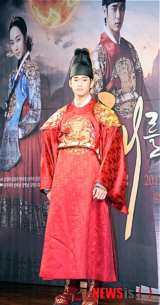 【서울=뉴시스】서재훈 기자 = 2일 오후 서울 여의도 63시티에서 MBC 수목 미니시리즈 '해를 품은 달' 제작발표회가 열린 가운데 출연배우 김수현이 포즈를 취하고 있다.&nbsp; jhseo@newsis.com