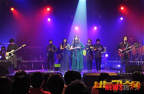 【서울=뉴시스】이재훈 기자 = MBC TV '우리들의 일밤-서바이벌 나는 가수다'에서 명예졸업한 록밴드 '자우림'이 경연곡을 모아 앨범으로 내놓는다. 2일 매니지먼트사 사운드홀릭에 따르면 지난 7월 '나는 가수다' 첫 출연 이래 약 5개월간 7라운드에서 생존, 1일 명예졸업한 자우림은 15차례의 경연곡을 CD와 DVD로 묶어 이달 중 발매할 예정이다. 첫 경연곡인 송창식의 '고래사냥'을 비롯해 쟈니리의 '뜨거운 안녕', 패닉의 '왼손잡이', 신해철의 '재즈카페', 시인과촌장의 '가시나무', 조용필의 '꿈', 심수봉의 '사랑밖엔 난 몰라', 강산에의 '라구요', 브라운아이드걸스의 '아브라카다브라', 산울림의 '내 마음에 주단을 깔고' 등이 수록된다. 명예졸업 이후 자우림의 보컬 김윤아(38)는 트위터에 "그간 '나는 가수다'에서 자우림을 사랑해주신 모든 분들께 진심으로 감사드린다"며 "자우림은 앞으로도 음악적인 실험과 진지한 도전을 계속해나가겠다. 함께 무대를 만들었던 동료들, 선후배 가수님들, 제작진 여러분께 큰 신세를 졌다"고 남겼다. 자우림은 7일 부천에서 전국투어 '2011-2012 자우림 네버 다이'를 이어간다. realpaper7@newsis.com