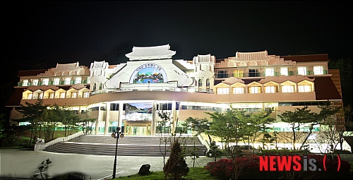 【구례=뉴시스】안현주 기자 = 전남 구례군 산동면 지리산온천랜드가 임진년(壬辰年) 새해를 맞아 전성기 부활을 예고하고 있다. 온천랜드는 지난해 4월부터 12월까지 9개월 동안 29만5000명의 내장객이 다녀갔다고 3일 밝혔다. 사진은 60개의 객실과 부대시설을 갖춘 온천랜드 호텔 전경. (사진=지리산온천랜드 제공) ahj@newsis.com