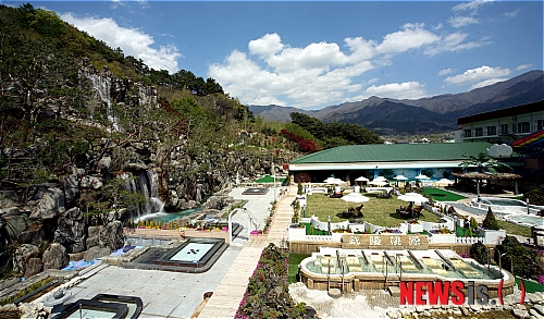 【구례=뉴시스】안현주 기자 = 전남 구례군 산동면 지리산온천랜드가 임진년(壬辰年) 새해를 맞아 전성기 부활을 예고하고 있다. 온천랜드는 지난해 4월부터 12월까지 9개월 동안 29만5000명의 내장객이 다녀갔다고 3일 밝혔다. 사진은 2600㎡ 규모의 사계절 물놀이 테마파크를 갖춘 온천랜드 전경. (사진=지리산온천랜드 제공) ahj@newsis.com
