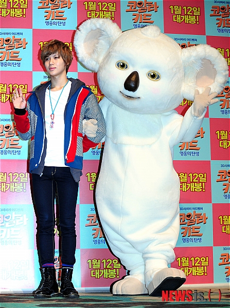 【서울=뉴시스】박문호 기자 = 아이돌 그룹 샤이니의 가수 태민이 3일 오후 서울 자양동 건대 롯데시네마에서 열린 영화 '코알라 키드:영웅의 탄생 (감독 이경호)'의 언론시사회에서 코알라와 포즈를 취하고 있다.&nbsp; go2@newsis.com