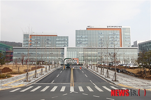 【칠곡=뉴시스】제갈수만 기자 = 3일 칠곡경북대학교병원은 칠곡경북대병원에서 경북대 총장을 비롯한 내빈들이 참석한 가운데 개원 1주년 기념식을 개최했다.(사진=칠곡경북대병원 제공)&nbsp; photo@newsis.com 