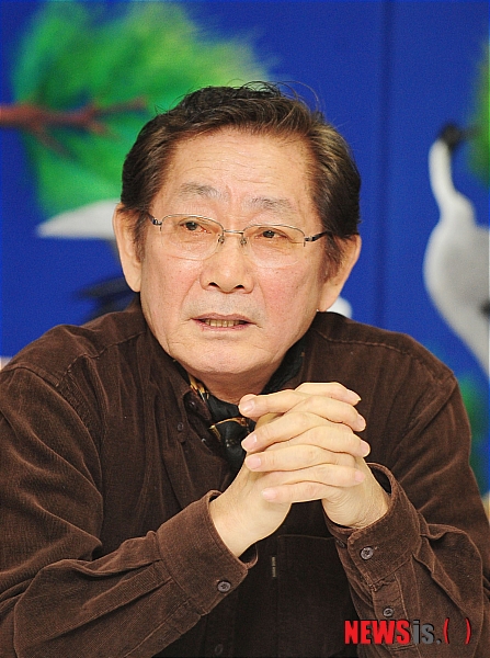 【서울=뉴시스】김기태 기자 = KBS 2TV ‘부부클리닉 사랑과 전쟁2’ 3일 오후 서울 영등포구 여의도 KBS 신관에서 열린 가운데 배우 전무송이 배역에 대해 이야기를 하고 있다 . 부부클리닉 사랑과 전쟁2는 6일 오후 23시 05분부터 매주 방영된다. presskt@newsis.com