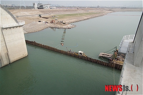 【대구=뉴시스】박광일 기자 = 4일 대구환경운동연합은 낙동강 강정고령보 강 바닥 유실 구간 보수공사 중 콘크리트를 강물에 직접 주입하는 것을 확인했다며 이에 따라 수질오염이 우려된다고 주장했다. 사진은 지난 3일 낙동강 강정고령보 수문 앞 보수공사 구간에 배관을 이용해 강바닥에 설치된 성형물에 콘크리트를 주입하고 있는 모습이다. (사진 = 대구환경운동연합 제공) pgi0215@newsis.com