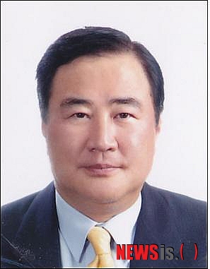 【서울=뉴시스】유상우 기자 = 한국드라마제작사협회(회장 박창식)가 부설 한국드라마프로듀서스쿨 원장으로 이근용(62) 전 SBS아카데미 원장을 선임했다. 신임 이 원장은 한양대 연극영화과와 대학원에서 방송학을 전공하고 TBC에 드라마 PD로 입사했다. KBS, SBS TV제작국 드라마PD를 거쳤다. 경기대 미디어엔터테인먼트 교육원 교수, 숭실대 언론고시반 특임교수로 활동하고 있다. 이 원장은 "2012년도 제3기 드라마프로듀서스쿨은 한국드라마프로듀서스쿨이 한류의 핵심콘텐츠인 드라마가 외국수출을 통해 한국문화를 전파할 수 있도록 글로벌적 기획력과 마케팅 능력을 갖춘 드라마 전문 프로듀서 양성의 메카로 자리 잡을 수 있도록 노력할 것"이라고 밝혔다. 한편, 3월 말 개강하는 제3기 교육생 모집은 27일 마감한다. www.dramapd.kr 02-6393-5375 swryu@newsis.com