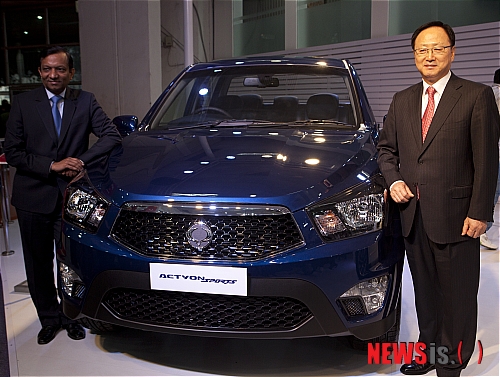 【서울=뉴시스】올해로 11회를 맞은 '2012 인도 델리모터쇼'(델리오토엑스포 2012)'가 세계 23개국 1500개사가 참가한 가운데 인도 뉴델리의 프라가티 마이단(Pragati Maidan)에서 5일 언론공개를 시작으로 개막했다. 국내에서는 쌍용자동차가 모그룹인 인도의 마힌드라&마힌드라(M&M)와 2632㎡의 전시공간을 마련하고 최초로 참가한다. 이유일 쌍용차 사장(오른쪽)과 파완 고엔카 마힌드라 사장이 오는 12일 국내에 출시되는 코란도 스포츠(수출명 엑티언 스포츠) 앞에서 포즈를 취하고 있다.(사진=쌍용자동차 제공) photo@newsis.com