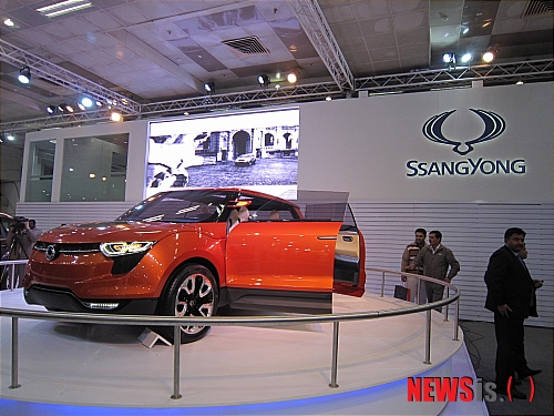 【뉴델리(인도)=뉴시스】김훈기 기자 = 올해로 11회를 맞은 '2012 인도 델리모터쇼'(델리오토엑스포 2012)'가 세계 23개국 1500개사가 참가한 가운데 인도 뉴델리의 프라가티 마이단(Pragati Maidan)에서 5일 언론공개를 시작으로 개막했다. 최대주주인 마힌드라&마힌드라와 함께 모터쇼에 참가한 쌍용차가 지난해 프랑크프루트모터쇼에서 처음 선보인 콘셉트카 'XIV-1'을 선보였다. bom@newsis.com