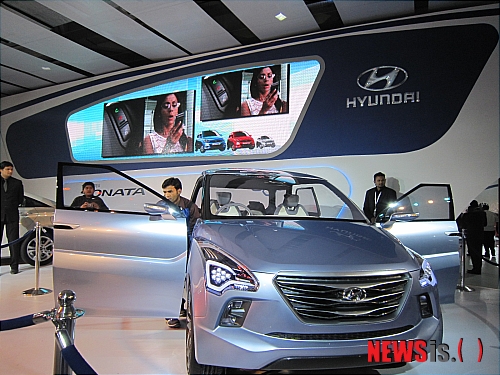 【뉴델리(인도)=뉴시스】김훈기 기자 = 올해로 11회를 맞은 '2012 인도 델리모터쇼'(델리오토엑스포 2012)'가 세계 23개국 1500개사가 참가한 가운데 인도 뉴델리의 프라가티 마이단(Pragati Maidan)에서 5일 언론공개를 시작으로 개막했다. 현대차는 이번 모터쇼에서 소형 MPV 콘셉트카인 '헥사 스페이스'(Hexa Space, HND-7)를 세계 최초로 공개했다. 이 콘셉트카는 현대차의 디자인 철학인 '플루이딕 스컬프처'(Fluidic Sculpture, 유연한 역동성)를 반영했다. 차량 내부에는 '헥사고날 그릴'(육각형 모양 그릴)과 같은 현대차의 차별화된 패밀리 디자인 요소도 반영됐다. bom@newsis.com