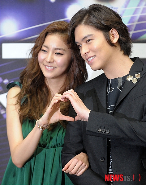 【서울=뉴시스】박동욱 기자 = 6일 오후 서울 영등포구 KBS신관에서 열린 '뮤직뱅크 새 MC 기자간담회'에서 신임 MC를 맡은 배우 유이(왼쪽)와 이장우가 포토타임을 하고 있다. fufus@newsis.com