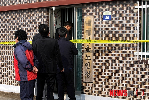 【함평=뉴시스】안현주 기자 = 전남 함평군 월야면 모 마을 경로당에서 노인 6명이 살충제 성분이 든 음식을 먹고 일부가 중태에 빠진 가운데 6일 오후 수사팀이 주민들과 함께 폴리스라인이 설치된 경로당 안으로 들어가고 있다. ahj@newsis.com