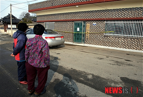 【함평=뉴시스】안현주 기자 = 전남 함평군 월야면 모 마을 경로당에서 노인 6명이 살충제 성분이 든 음식을 먹고 일부가 중태에 빠진 가운데 6일 오후 주민들이 폴리스라인이 설치된 경로당을 걱정스런 눈빛으로 바라보고 있다.&nbsp; ahj@newsis.com 