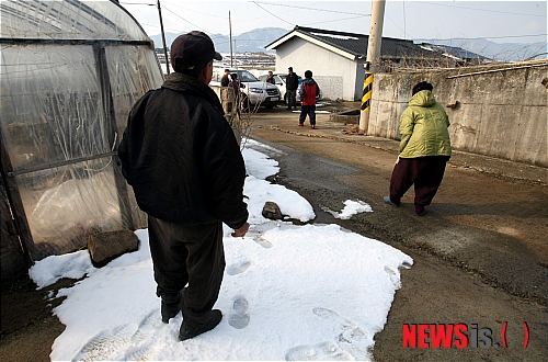 【함평=뉴시스】안현주 기자 = 전남 함평군 월야면 모 마을 경로당에서 노인 6명이 살충제 성분이 든 음식을 먹고 일부가 중태에 빠진 가운데 6일 오후 마을 주민들이 사건경위를 수사하는 경찰관들을 바라보고 있다. ahj@newsis.com