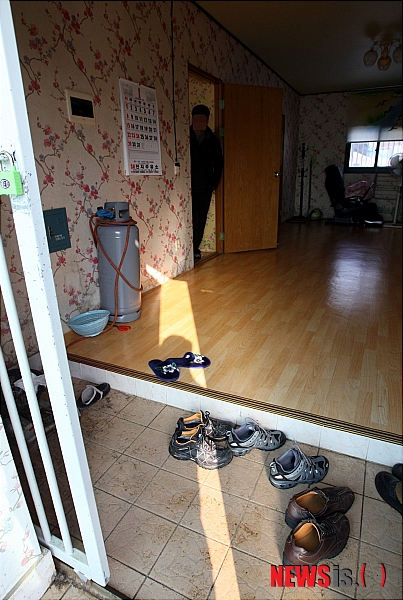 【함평=뉴시스】안현주 기자 = 전남 함평군 월야면 모 마을 경로당에서 노인 6명이 살충제 성분이 든 음식을 먹고 일부가 중태에 빠진 가운데 6일 오후 수사팀이 폴리스라인이 설치된 경로당 내부를 살펴보고 있다.&nbsp; ahj@newsis.com 