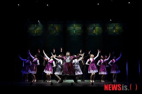 【서울=뉴시스】이재훈 기자 = 지난해 교토와 도쿄에서 공연한 창작뮤지컬 '궁'이 올해도 일본을 찾는다. 공연제작사 그룹 에이트에 따르면, '궁'은 8월 도쿄 유포토 홀 무대에 오른다. 앞서 이 뮤지컬은 작년 6월11일부터 7월1일까지 교토 미나미좌 극장, 12월16일부터 30일까지 도쿄 국제포럼 홀 C에서 전석을 매진시켰다. 그룹 'SS501' 멤버 김규종(25)과 한류그룹 '초신성' 멤버 성모(25)가 냉철하고 성격이 모난 듯한 겉모습과 달리 내면은 따뜻한 황태자 '이신'을 맡아 인기를 끌었다. 박소희(32)씨의 동명 만화가 원작이다. 대한민국이 입헌군주국이라는 독특한 판타지 설정에서 출발한다. 왈가닥 여고생 '신채경'이 이신과 정략결혼을 해 궁으로 들어가면서 벌어지는 이야기다. 탤런트 주지훈(29)과 윤은혜(29)가 주연한 MBC TV 드라마(2006)로도 만들어졌다. 2009년 초연 당시 듀오 '동방신기'의 유노윤호(26)가 이신 역을 맡아 화제가 됐다. realpaper7@newsis.com