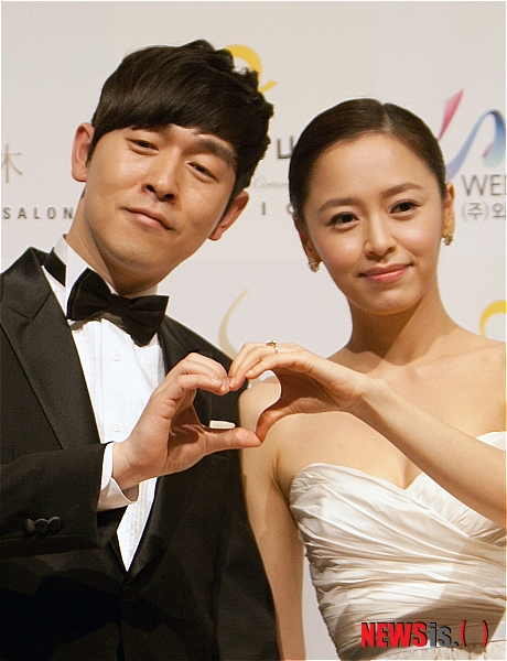 【서울=뉴시스】성형주 기자 = 배우 강성연과 재즈 피아니스트 김가온이 6일 오후 서울 강남구 파티오나인에서 결혼식 전 기자회견을 갖고 있다. (사진=와이즈웨딩 제공)&nbsp; photo@newsis.com