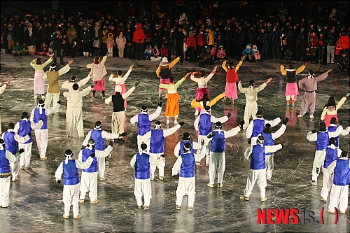 【화천=뉴시스】한윤식 기자 = 세계 4대 축제로 자리잡은 강원 화천 산천어 축제가 7일 오후6시 개막식을 시작으로 23일간의 일정에 돌입했다.이날 축제장 얼곰이성 앞에 설치된 특설무대에서 진행된 개막축하 행사로 빙상뮤지컬인 ‘낭천별곡’이 펼쳐지고 있다. ysh@newsis.com