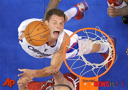 【LA=AP/뉴시스】미 프로농구 LA클리퍼스의 파워 포워드 블레이크 그리핀이 8일(한국시간) 로스앤젤레스에서 열린 밀워키 벅스와의 경기에서 슛을 시도하고 있다.