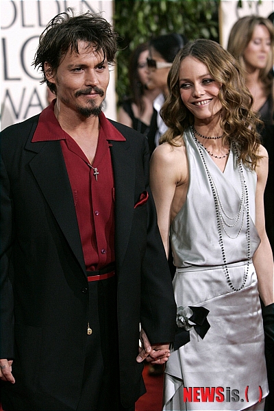 【서울=뉴시스】백영미 기자 = 할리우드 스타 조니 뎁(49)이 파경설에 휩싸였다.&nbsp; 7일 영국의 엔터테인먼트 사이트 '쇼비즈 스파이' 등 외신은 "두 아이를 키우고 있는 조니 뎁과 바네사 파라디가 계속 다퉈왔으며 파탄 직전에 놓여있다"고 보도했다.&nbsp; 뎁의 측근은 "조니와 바네사의 사이가 아주 심하게 금이 간 듯하다. 주변사람들은 조니가 어떻게 할는지 걱정하고 있다"면서 "그들의 관계는 끝을 향해 치닫고 있다"고 전했다.&nbsp; 또 "조니는 변호사와 접촉하기도 했다"며 "아마도 조용히 관계를 끝내려 상의하고 있는 것 같다. 결혼을 하지 않았으므로 갈라서는 게 쉬울지도 모른다"고 봤다.&nbsp; 약 14년간 동거 중인 뎁과 파라디(40)는 딸 릴리 로즈 멜로디 뎁(13), 아들 존 크리스토퍼 잭 뎁III(10)을 두고 있다.&nbsp; 뎁은 메이크업 아티스트 로리 앤 앨리슨과 결혼 2년만인 1985년 이혼한 뒤 셰릴린 펜, 위노라 라이더, 제니퍼 그레이, 케이트 모스를 거쳐 1998년부터 파라디와 살아왔다. 프랑스의 가수 겸 배우인 파라디는 뎁을 만나기 전 가수 레니 크래비츠와 사귀었다.&nbsp; positive100@newsis.com 