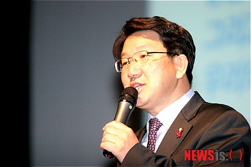 【강릉=뉴시스】김경목 기자 = 강원 강릉이 지역구인 권성동 한나라당 국회의원이 지난 7일 강릉문화예술관에서 의정보고회를 갖고 의정활동에 대해 설명하고 있다.&nbsp; photo31@newsis.com