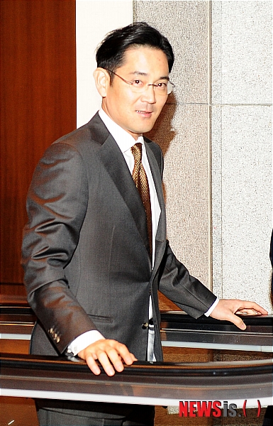 【서울=뉴시스】김기태 기자 = 9일 오후 서울 중구 장충동 신라호텔에서 삼성전자 이건희 회장의 71세 생일을 맞아 삼성그룹 부사장급 이상의 인사들이 참석한 삼성그룹 사장단 신년 만찬에서 이재용 삼성전자 사장이 호텔로비로 들어서며 에스컬레이터를 타고 있다.&nbsp;&nbsp; presskt@newsis.com 