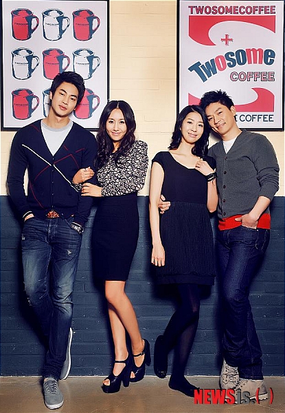 【서울=뉴시스】이재훈 기자 = 여자 바리스타와 남자 소믈리에의 사랑을 담은 로맨틱 코미디 뮤지컬 '카페인'이 돌아온다. 10일 공연제작사 CJ E&M에 따르면, '카페인'은 2월2일 서울 대학로 컬처스페이스 엔유에서 개막한다. 2008년 초연한 이 뮤지컬은 공연 내내 무대 위에 두 명만 등장하는 2인극이다. 번번이 연애에 실패하는 바리스타 '김세진'이 연애의 달인인 소믈리에 '강지민'에게 연애코치를 받으면서 벌어지는 해프닝을 유쾌하게 다뤘다. 일상을 커피와 와인에 빗댄 대사가 돋보인다. 뮤지컬 '스팸어랏' '폴링 포 이브' '아이 러브 유' 등을 통해 코미디 감각을 인정 받은 뮤지컬배우 정상훈(34)과 뮤지컬 '늑대의 유혹' '젊음의 행진'에 출연한 김산호(31)가 강지민 역에 더블캐스팅됐다. '천국의 눈물' '햄릿' 등 주로 대형 뮤지컬 무대에 오른 뮤지컬배우 윤공주(31)와 '김종욱 찾기' '스프링 어웨이크닝'에서 연기력을 인정받은 뮤지컬배우 김지현(30)이 김세진을 번갈아 연기한다. 뮤지컬 '뮤직 인 마이 하트' '싱글즈' 등의 연출가 성재준씨의 작품이다. 미국에서 활동 중인 작곡가 김혜영씨와 '지킬 앤 하이드' '햄릿' '몬테 크리스토' 등의 작품에 참여한 음악감독 원미솔씨가 힘을 보탠다. 4월8일까지 볼 수 있다. 4만~5만원. 1577-3363 realpaper7@newsis.com