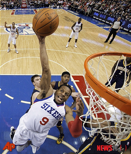 【필라델피아=AP/뉴시스】필라델피아 세븐티식서스의 안드레 이궈달라가 10일(한국시간) 펜실베니아주 필라델피아의 웰스 파르고 센터에서 열린 2011~2012 미국프로농구(NBA) 인디애나 페이서스와의 경기에서 슛을 시도하고 있다.